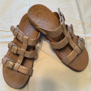 Vionic Misa Triple Strap Buckle Sandals in Metallic Rose Gold